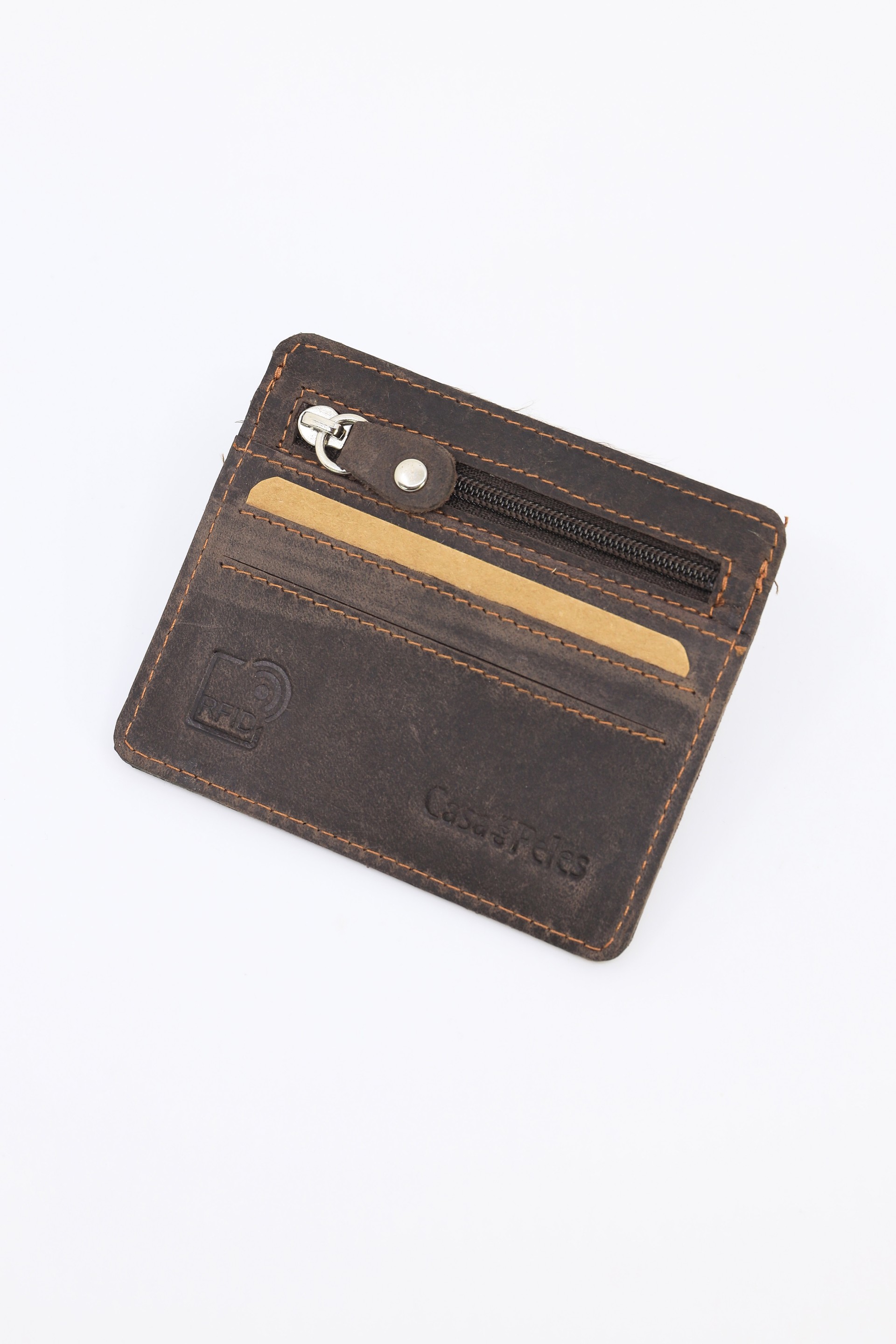 Porta-cartões em pele