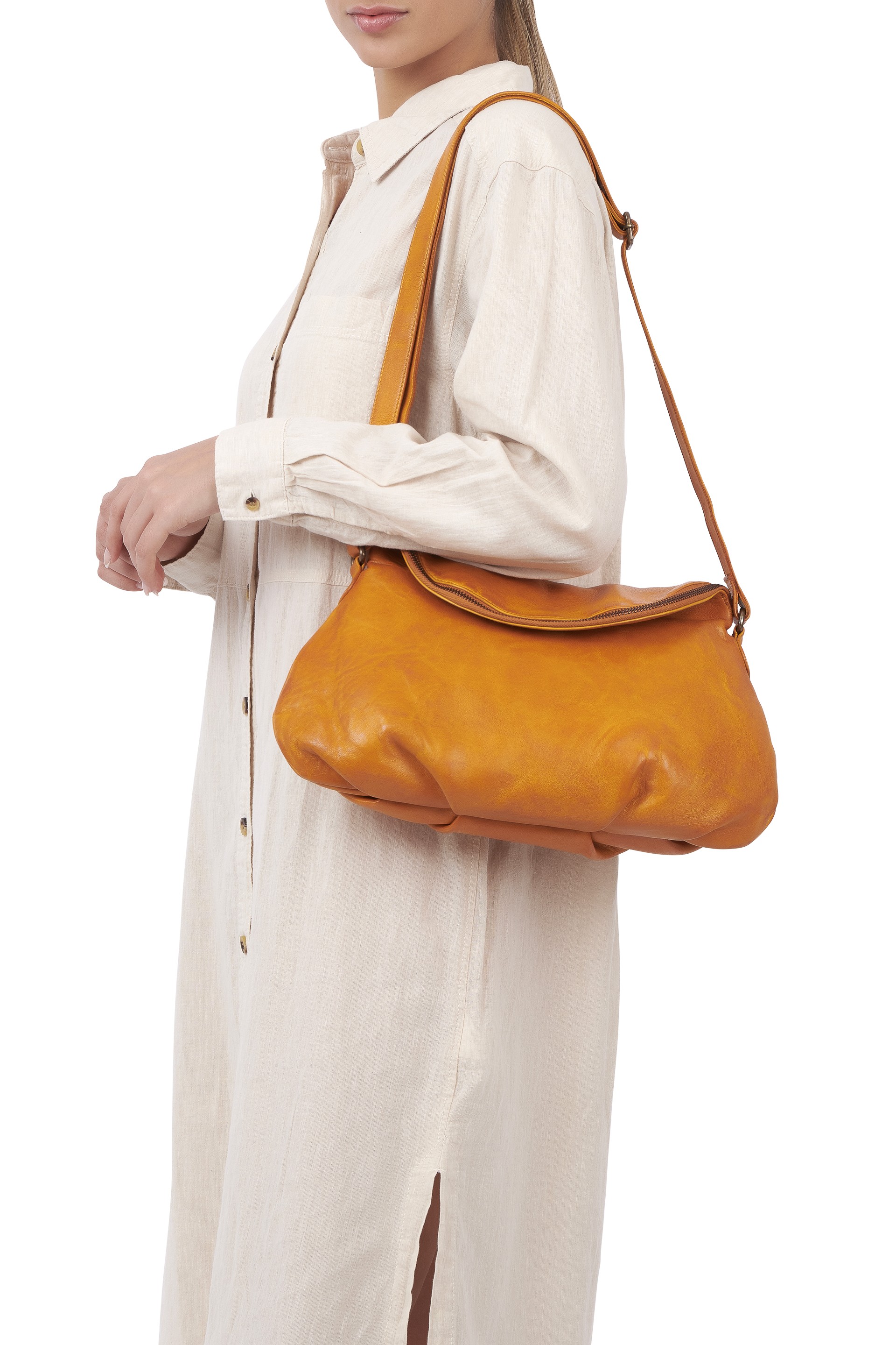 Mala em pele à tiracolo