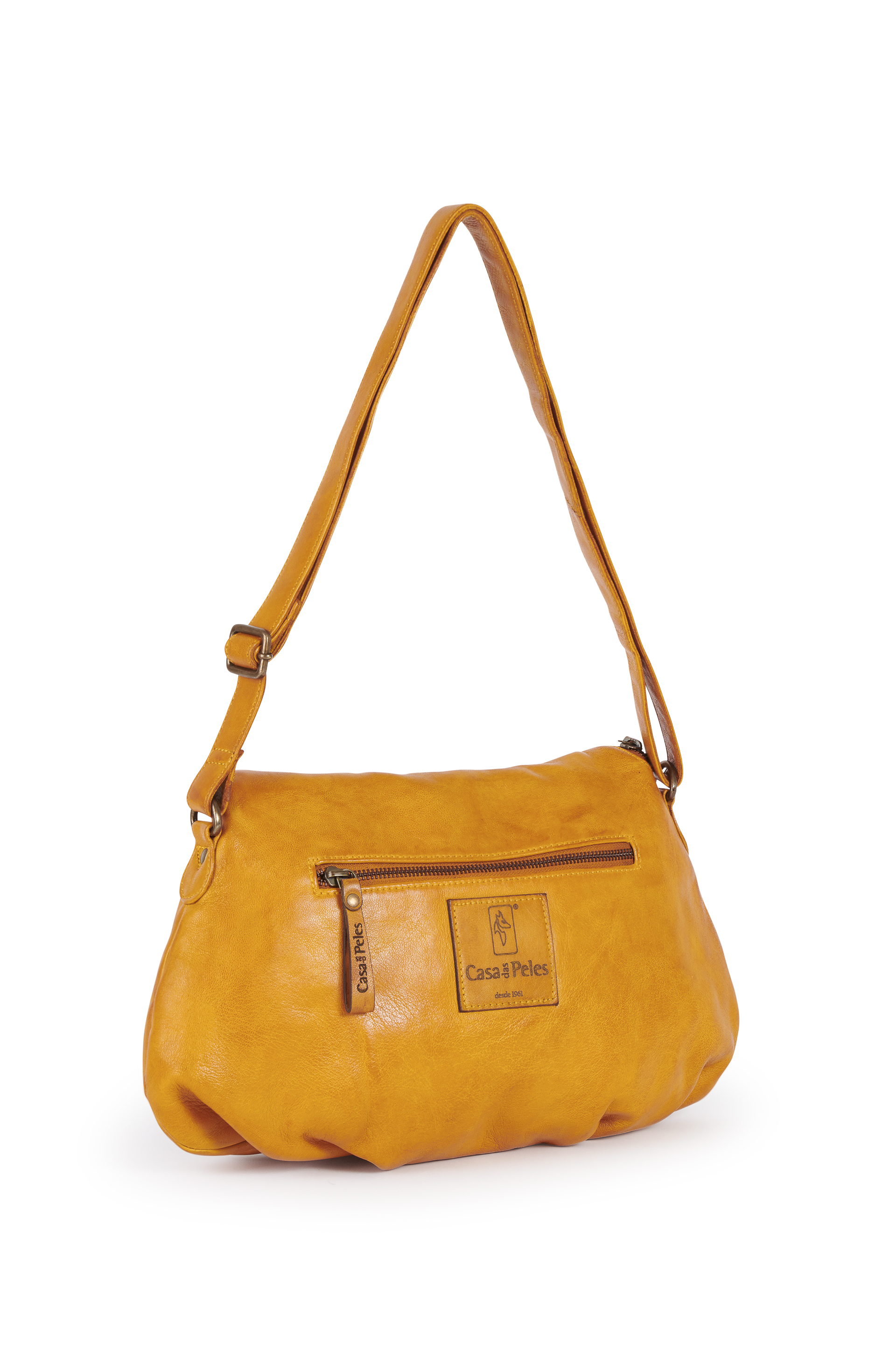 Mala em pele à tiracolo